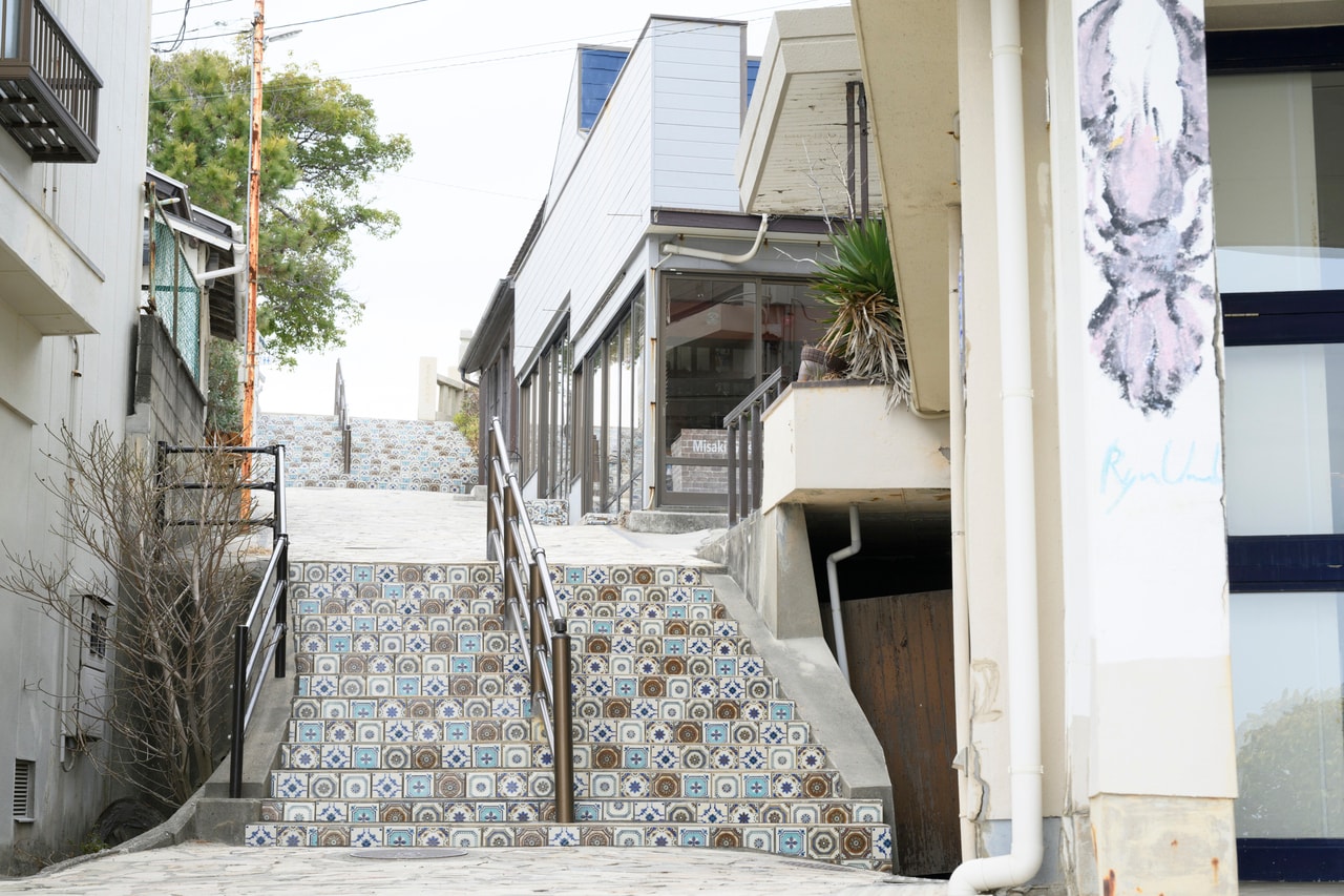 「きらきら坂」。海に抜ける小道の階段に敷かれたタイルがまるで地中海を訪れたような気持ちにさせてくれる。