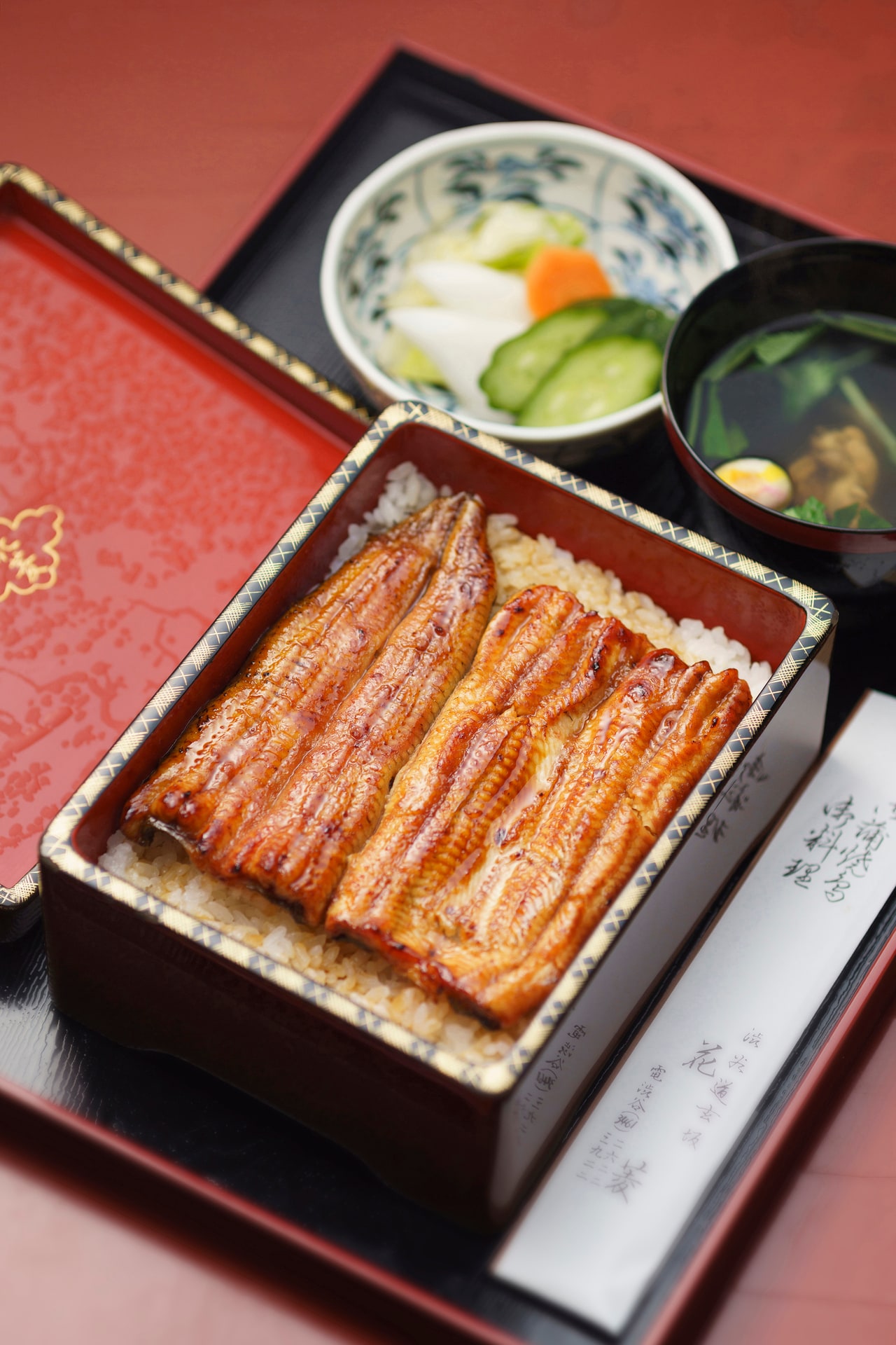 うな重「竹」（4,950円）。無類の鰻好きだったのに、頼むのはいつも「大・中・小の中」だったと、次男の北杜夫は回想している 撮影＝橋本篤（本社）
