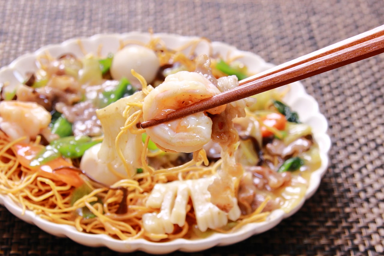 長崎といえば皿うどん！　左：写真：ek.takahashi/イメージマート