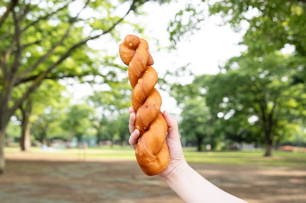 長さは30cm弱ほど、食べ応え満点! ベタベタしないので食べ歩きのおともにも。