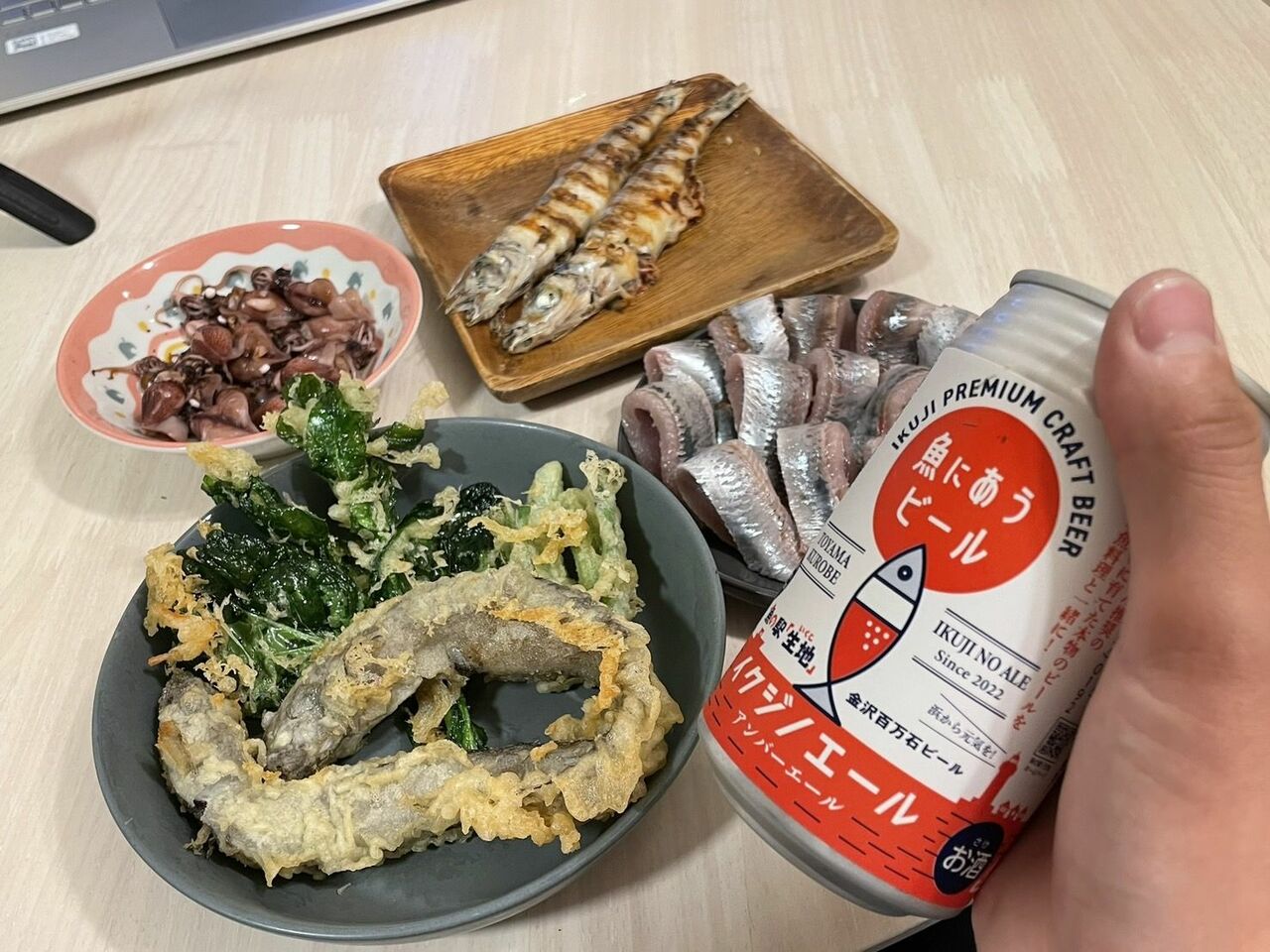 お土産で買った地ビールとマイワシのお刺身で乾杯!
