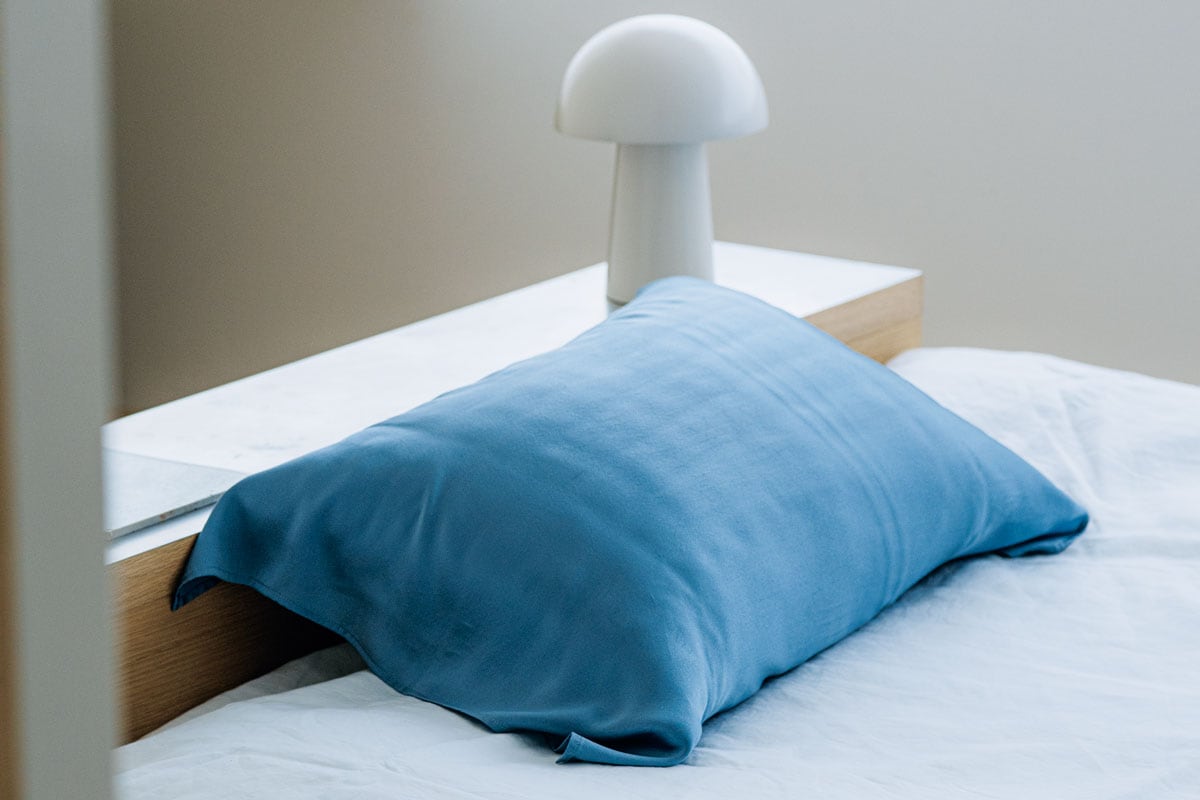 ナイトツール/シルクピローカバー 約72×53cm、ひもの長さ35cm 4,950円／ドレスハーセルフ