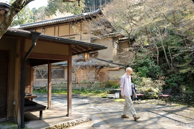 敷地全体が山と一体化した庭園のよう。
