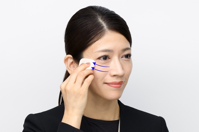 頬の内側から外側へ向かって。