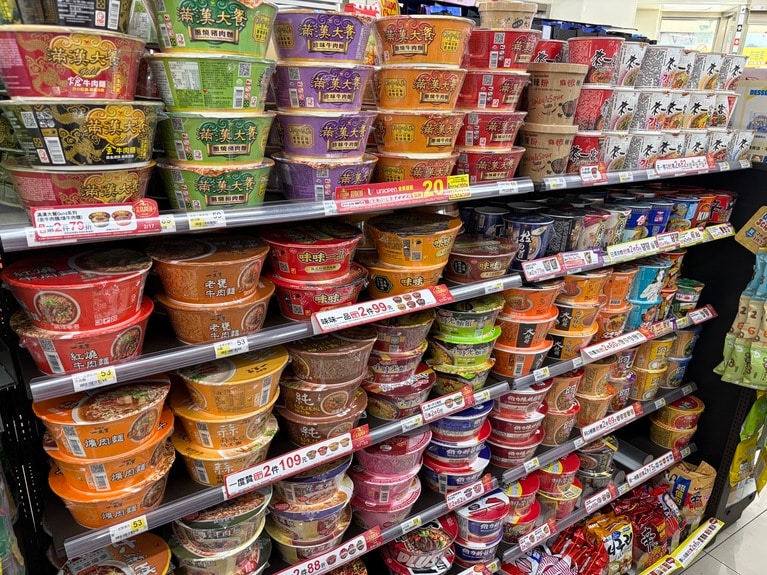 コンビニだけでもこれほど多彩なカップ麺が勢ぞろい。お気に入りの一品が見つかるといいですね。