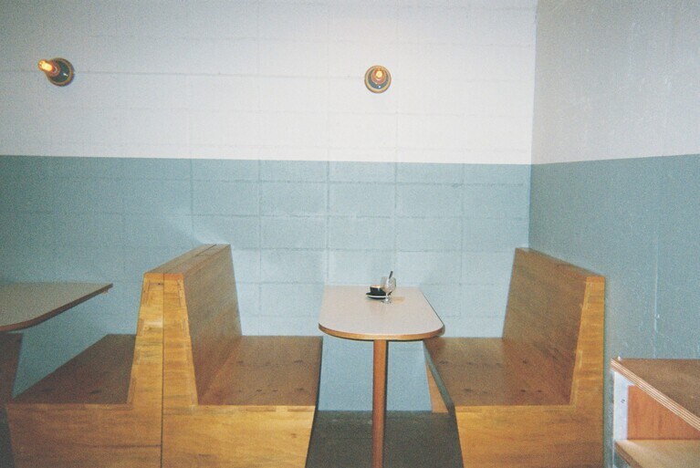 カフェの店内。海外の雰囲気。