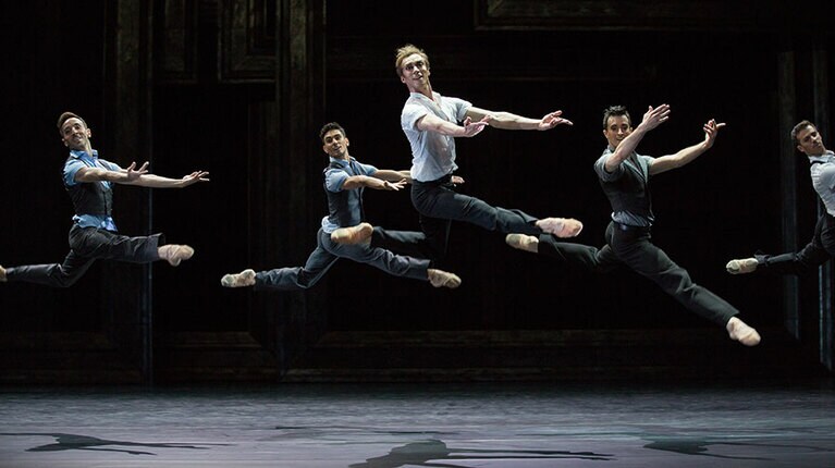 バレエ・アム・ライン《白鳥の湖》よりジークフリートと友人たち。 ©Gert Weigelt