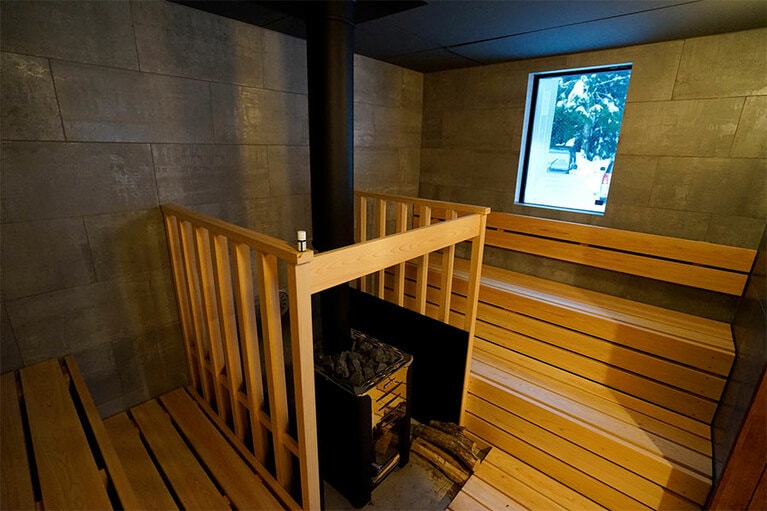 フィンランド式サウナ。チェックイン時に入浴時間を決める。夕食の前に整えてもいいし、朝食前にシャキッと目を覚ますのもいい。