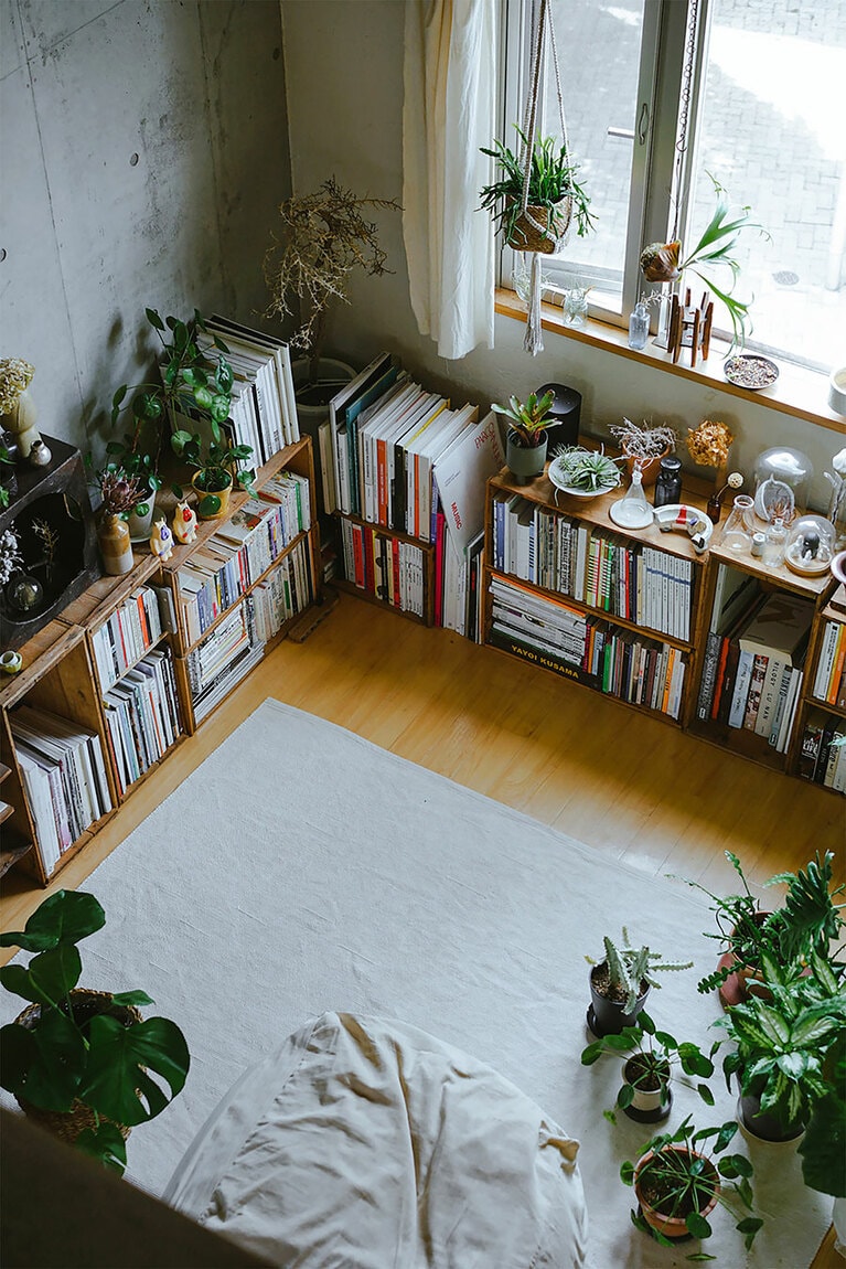 リビングの本棚には、アートブックなどの本がぎっしり。グリーン、雑貨、本と、好きなものに囲まれた空間。