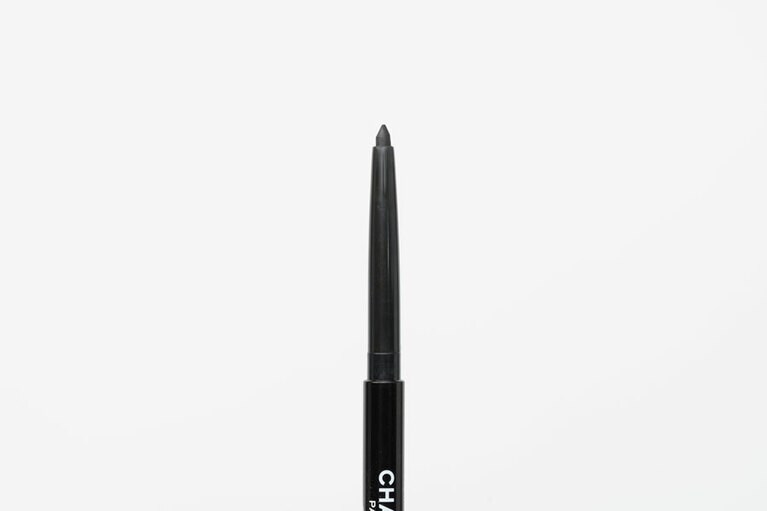 先が太すぎるとラインがぼやけるので、シャープナーで先を削り、とがらせておく。