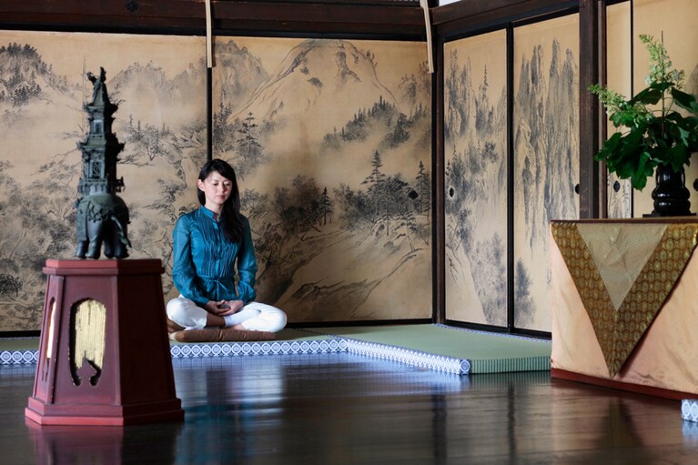 禅寺にて、朝のお勤めも体験する。姿勢を正して座禅を組み、和尚様とともにお経を唱えれば、清々しい一日の始まりを味わえるのと同時に、姿勢や呼吸を整えることができる。