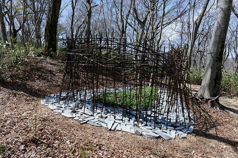 箱根の石や竹とピンクのペチュニアが織り成すオブジェ。