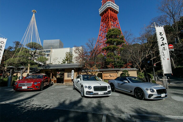 澄み渡った青い空に見事に映えるベントレー。