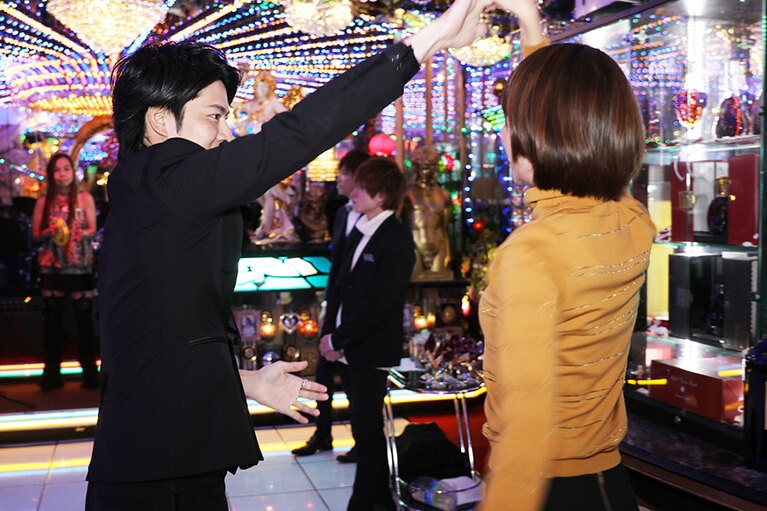 取材班にも丁寧にダンスを教えてくれた神上さん。初心者でも安心のリードはさすがの技量！