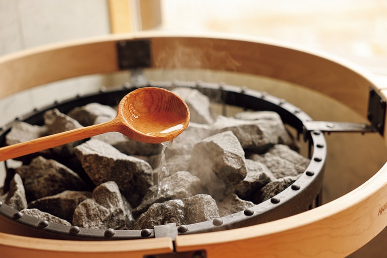 セルフロウリュではアロマオイルを好みで選べる。（里山十帖 THE HOUSE IZUMI　新潟）