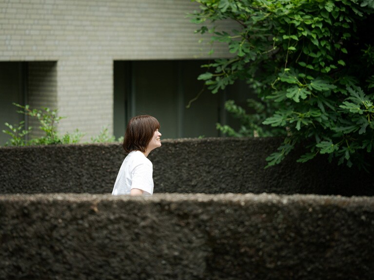 フリーディレクターの岡部知穂さん。