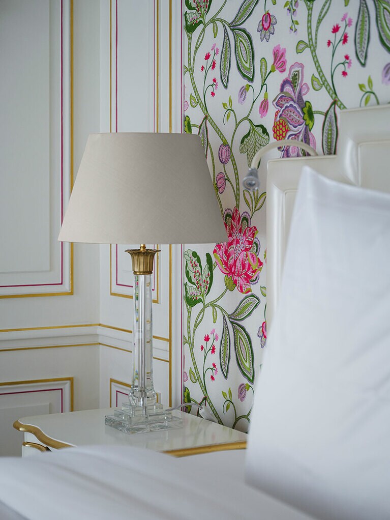 ショパールのクリエイティブディレクター、キャロリーヌ・ショイフレ氏の趣味が横溢するプルミエスイート“パライバ（404号室）”。