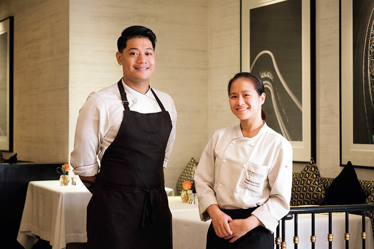 「オールドマニラ」のスーシェフを務めるクーニャさん（右）とラタさん（左）。