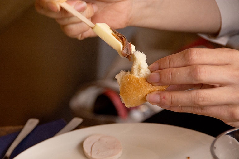 そのまま食べても、パンにのせても美味しいアンチョビバター。食べ過ぎは危険！ と知りつつもつい手が伸びます。