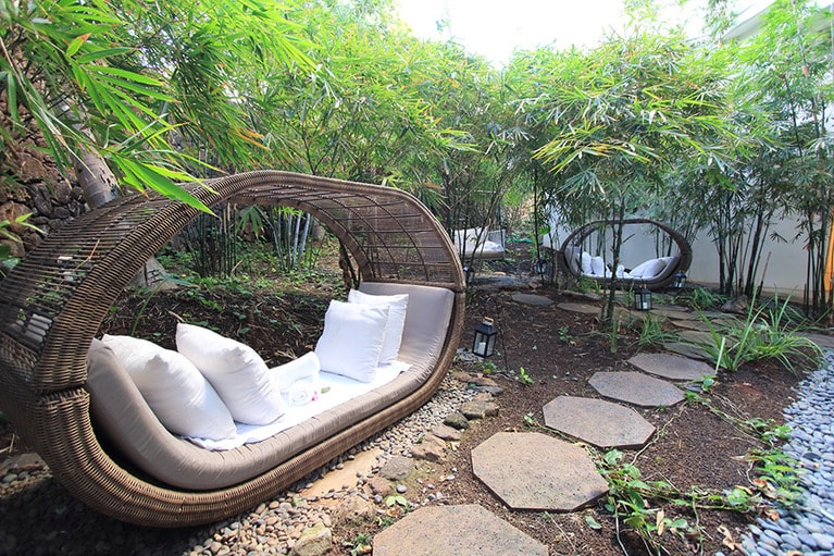 リラクゼーションルームの中庭。森の中のような雰囲気の中でトリートメントの余韻に浸ることができる。