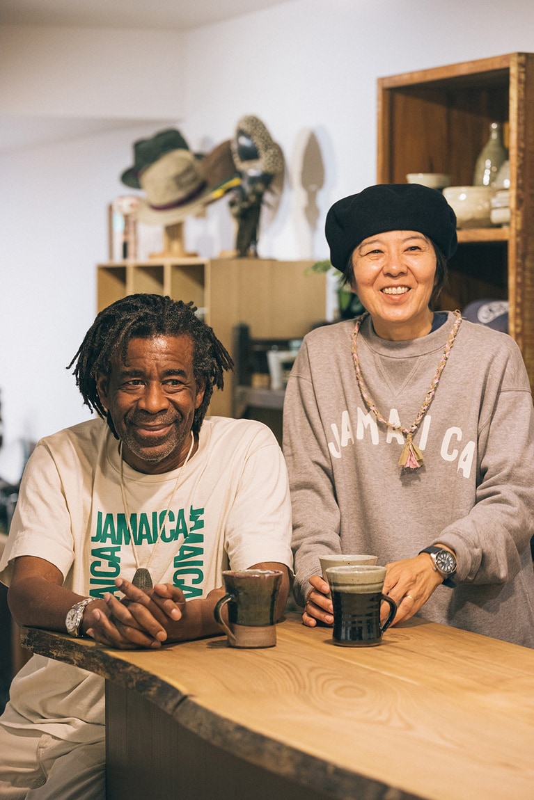 MOGI Folk Art ディレクターのテリー・エリスと北村恵子　Photo:Yuki Ogawa