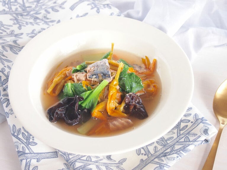 (4) 小松菜がしんなりしたら、醤油、塩で味を整えて完成です。