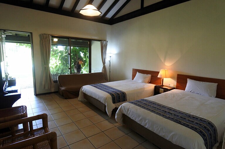 オーナーがバリ島で訪れた宿を気に入り、「こんな感じの宿を……」と誕生した「ヴィラ うなりざき」。月が浜や宝島を望む絶景のお宿です。全室バスタブ付き。