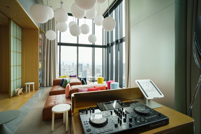 本格的な設備のDJブース。大きなソファとカラフルなクッションが「W」らしい。