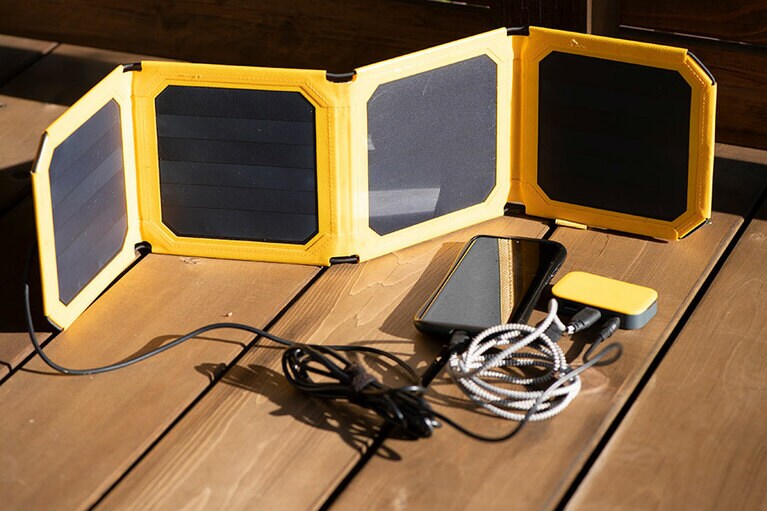 10ワットの発電能力があり、3口のUSBポートから携帯や電子機器に充電できる。ワカワカ ソーラーパネル＆ソーラーリンク 68.5×16.5cm(広げた状態) 698g 5,500円／UPI