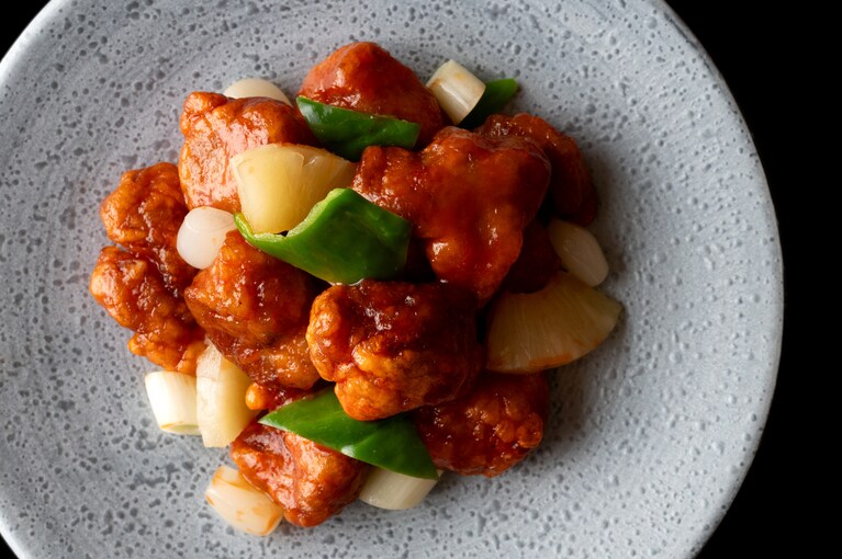 中国料理「南園」の「酢豚」4,100円。ゴロゴロと大ぶりな豚肩ロースに伝統の甘酢あんをからませて旨みを引き立たせる逸品。らっきょうを入れるのが南園流です。