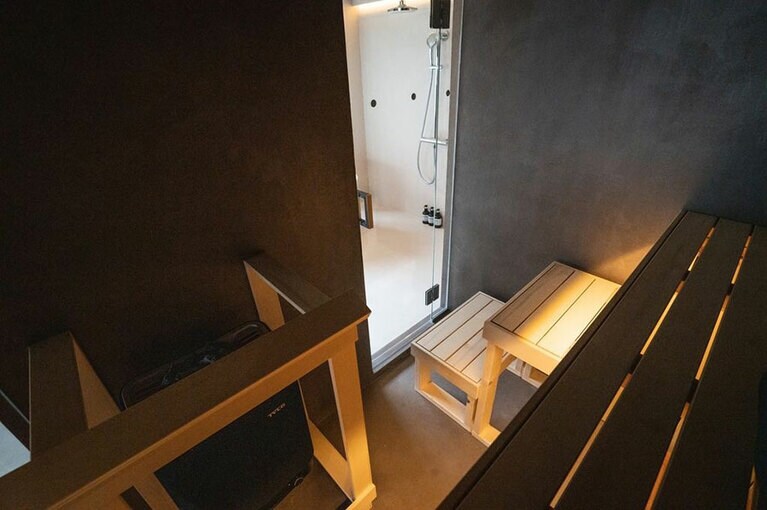 サウナホテルはグループルームとペアルームの2種類の客室が。