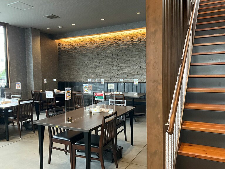 グレーを基調としたきれいな店内。泳ぐウナギが見られる生簀も完備。