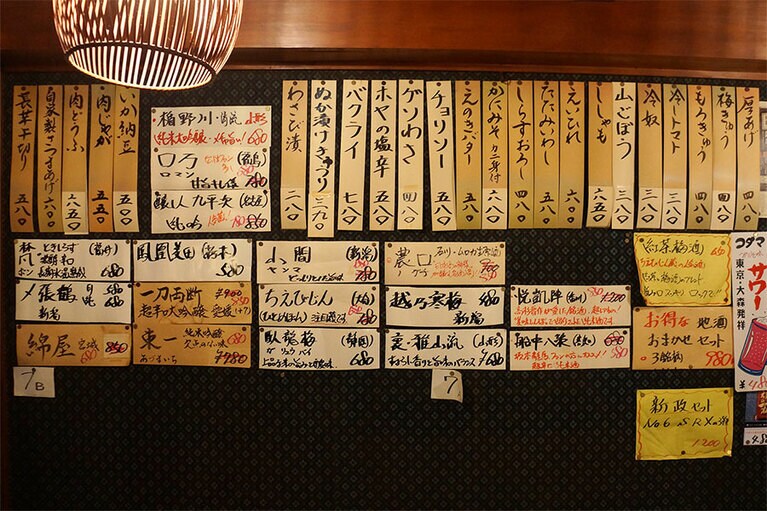 壁一面に貼られたメニューがより期待感を抱かせてくれます。