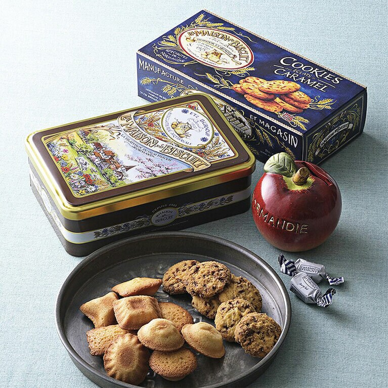 奥から：＜ラ・メゾン・デュ・ビスキュイ＞キャラメルクッキー 1,728円(フランス製／1個)、プティフール・フィナンシェ 缶入り 2,700円(フランス製／1個)、＜イズニー＞キャラメル りんごの貯金箱 2,484円(フランス製／1個)。