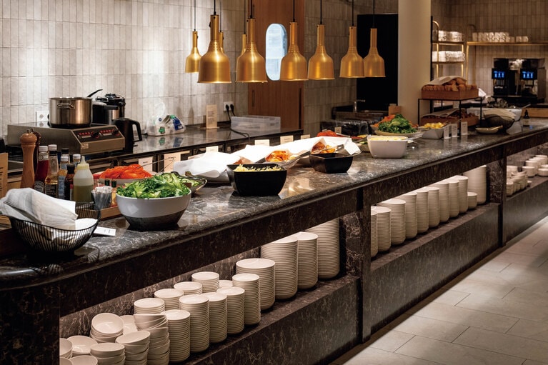 新鮮な野菜や果物、チーズ、卵料理などが楽しめる朝食ブッフェ。