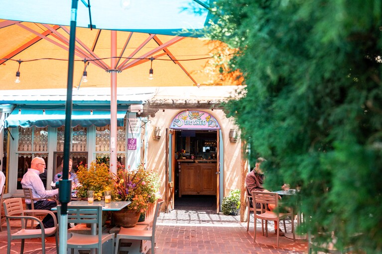 居心地のいいパティオ席。