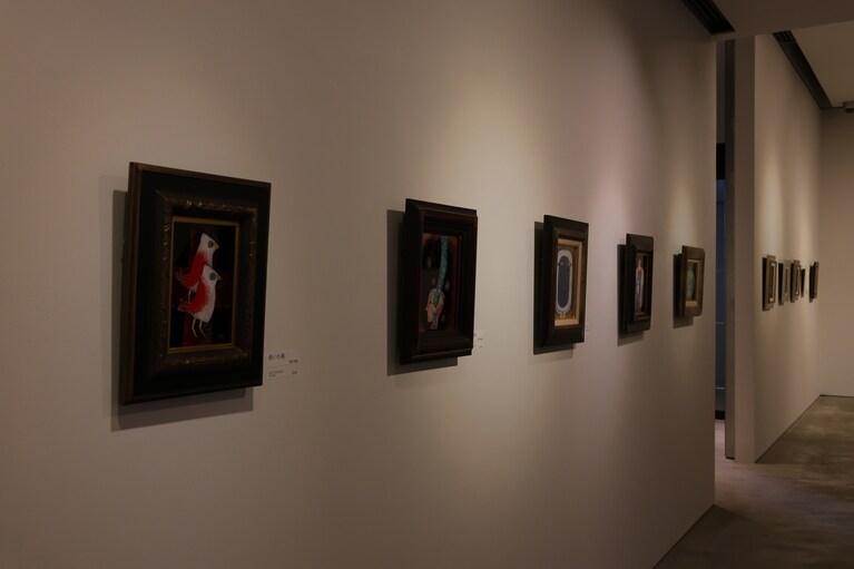 2025年3月30日まで、企画展「深沢幸雄のガラス絵の世界」が開催中。ガラスに絵の具を乗せ、その部分を削り、削ったところに絵の具を乗せるといったことを繰り返す深沢氏独自の手法で、独特な色彩のガラス絵を実現した。