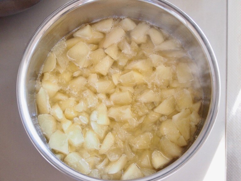 水が少なくなってきたら何度か水を足しながら、弱火で煮る。りんごがやわらかくなったら火を止める。