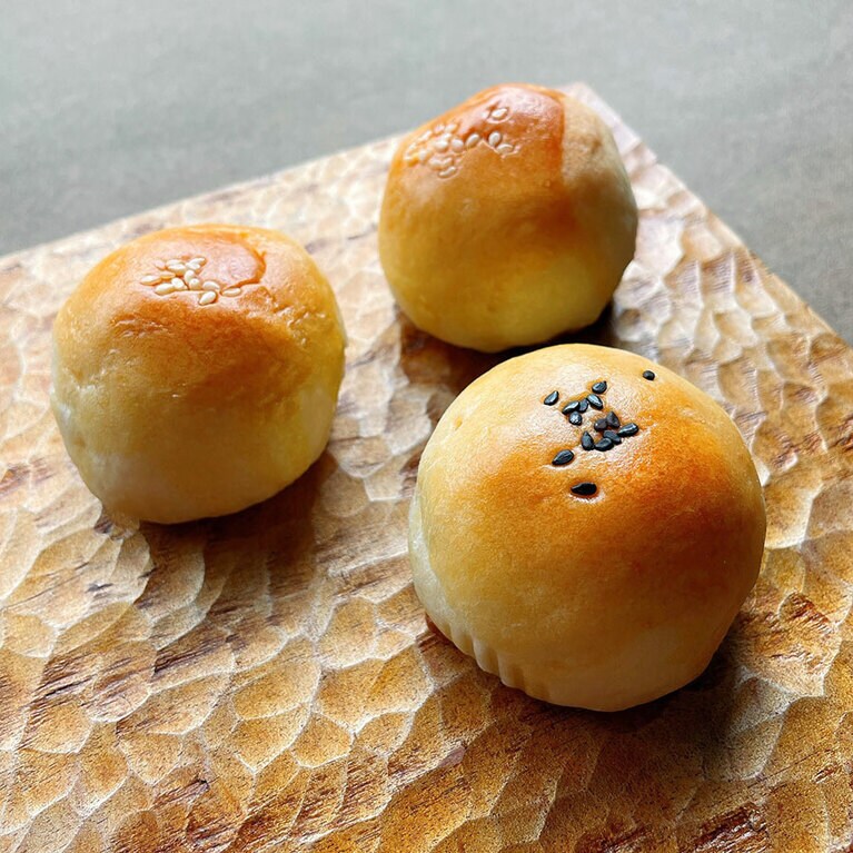 「Miss V Bakery」のスコーン生地を用いた月餅。ふっくらとかわいらしいお饅頭形。