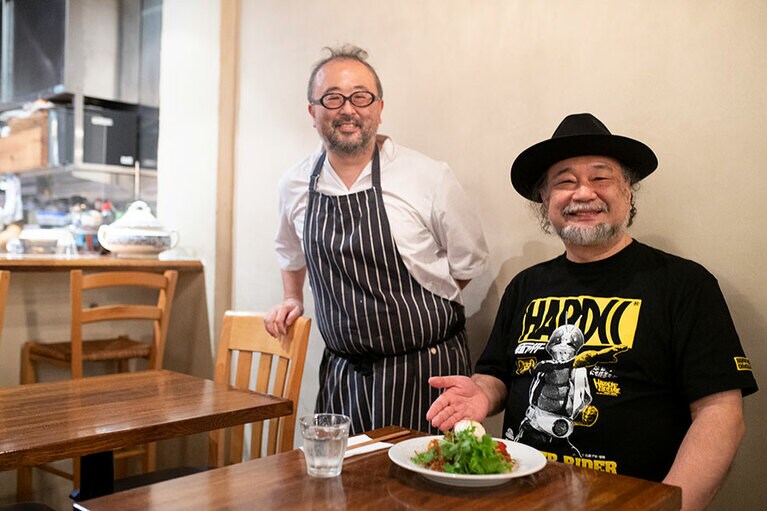 「ラグマン」を前に和知シェフと記念撮影。