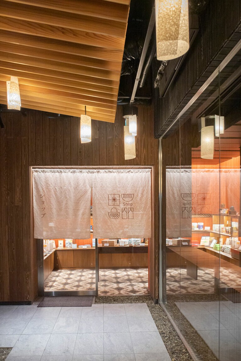 客室で下駄に履き替え、石畳をカラコロと。暖簾の絶妙な目隠しが好奇心を刺激。