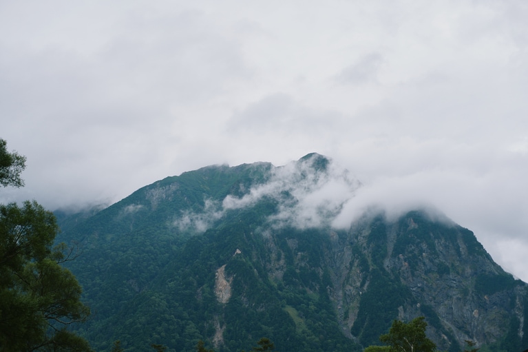 上高地バスターミナルへ降りたってほんの少し歩けば、北アルプスの絶景が間近に！