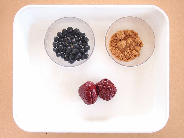 黒豆：大さじ1／ドライなつめ：2個／黒砂糖：小さじ1／水：400ml。