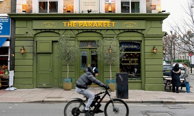 ヴィクトリア朝パブの伝統を残している。