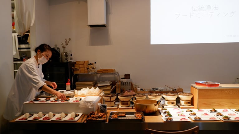 会場となった「RICE BAR CRAFT SAKE LABO」によるフナ、コイを使ったメニューの試食も。