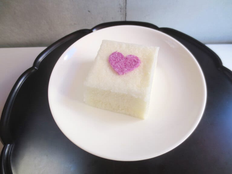 「白 ソルギ」420円。ソルギは、米粉に砂糖を加えて蒸した伝統的な餅菓子。食べる際には蒸すかレンチンして。