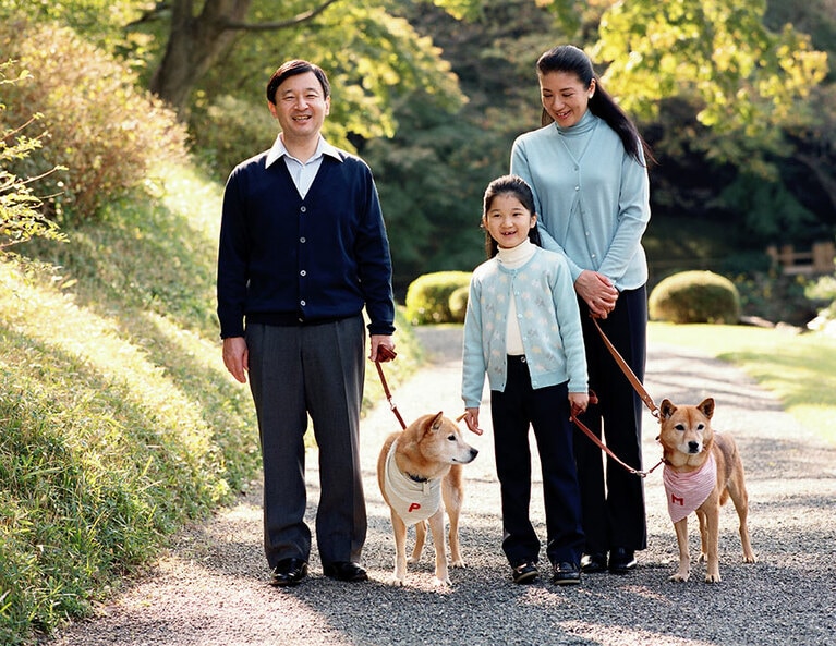 2008年11月、赤坂御用地でピッピとまりを散歩させるご一家（宮内庁提供）