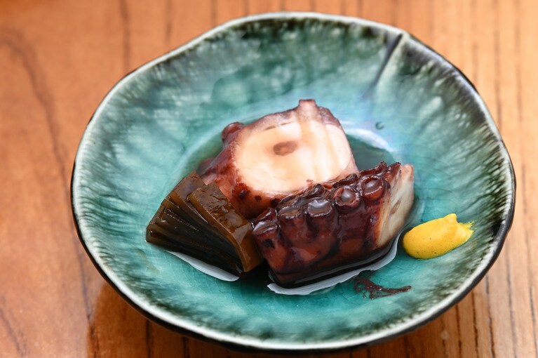 よく叩き、揉んでおくことで独自の食感を実現。