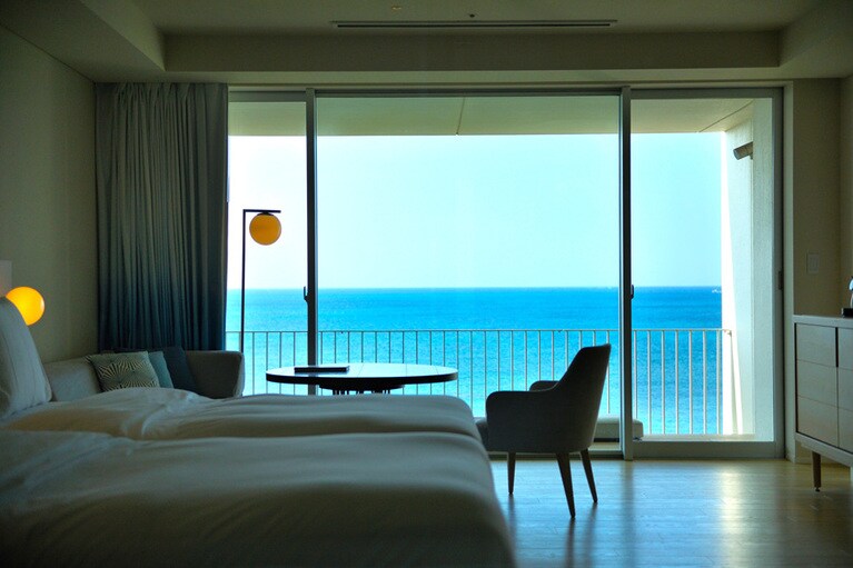 客室はすべてバルコニーもしくはテラス付き。「アッパーオーシャンビュールーム」では、青い絶景を存分に満喫できます。