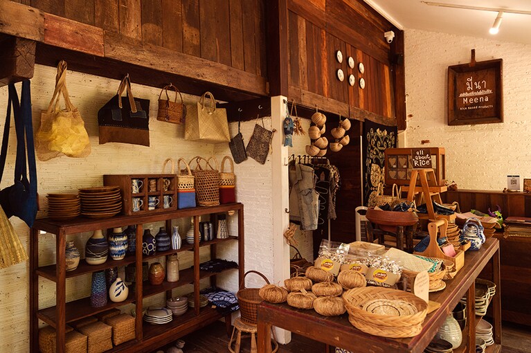 素朴な民芸品などを扱う雑貨店も併設されている。